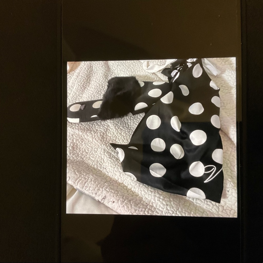 Victoria’ Secret Slippers w/Duster Bag /size Med (7-8)/Black w/White Dots